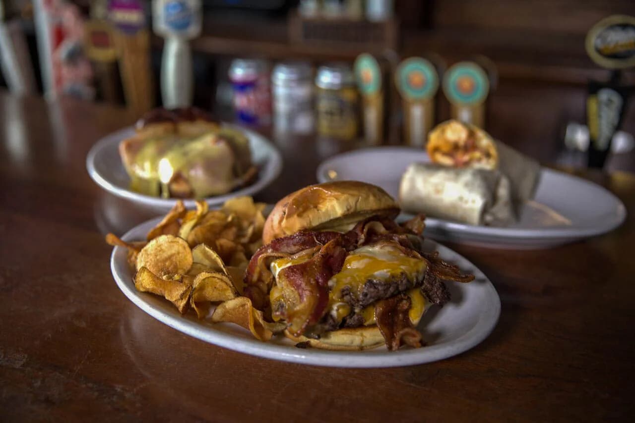 Bacon smash burger with chips